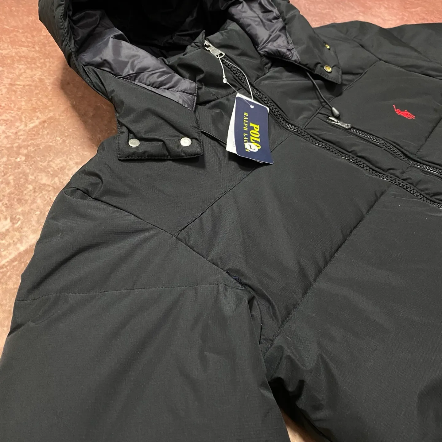 P740 The top version distinguishes currency from the official website for details, scan the QR code to enter the official website] 24SS Winter New Rah Lauren Winter Gorham Down Jacket with Detachable Hood Down Jacket is windproof and waterproof. The same top version as the official website - Color: Black, Navy Blue, Glossy Black - The top version distinguishes market currency - Purchase the original mold to create a full set of customized accessories, details determine success or failure. - ·Comes from the United States, and has a strong American flavor. ·The two brands under his name, by Rah Lauren and Rah Lauren, have created a sales field of high-quality fashion in the world, and continue to carry forward the designer's reputation and the brand's glorious image. - - Accessories: original tag, washed label + electroplated YK zipper logo, customized Laf Loren zipper - full set of accessories - the same style for both men and women, size m-xxl